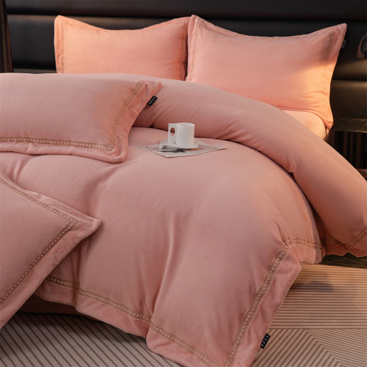 91家纺网 家纺一手货源 找家纺 暖洋家纺 2025新款暖芙绒纯色刺绣款套件四件套 玉色