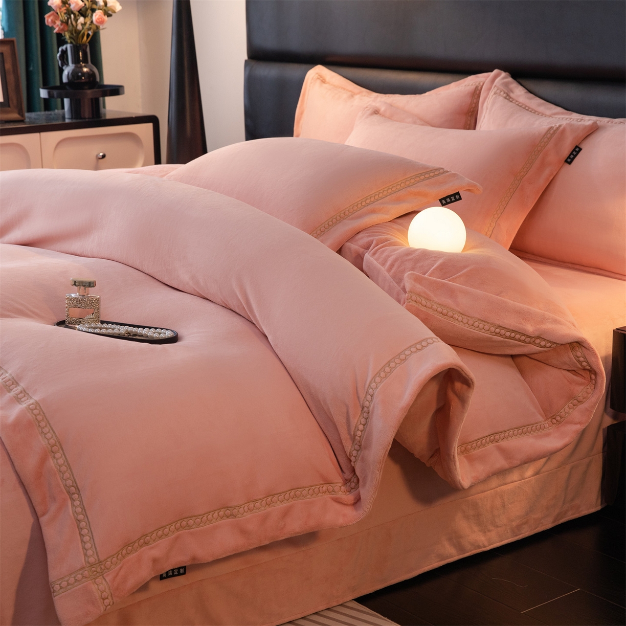 91家纺网 家纺一手货源 找家纺 暖洋家纺 2025新款暖芙绒纯色刺绣款套件四件套 玉色