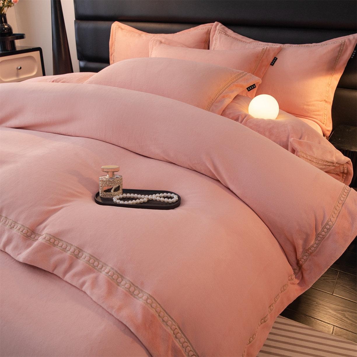 91家纺网 家纺一手货源 找家纺 暖洋家纺 2025新款暖芙绒纯色刺绣款套件四件套 玉色