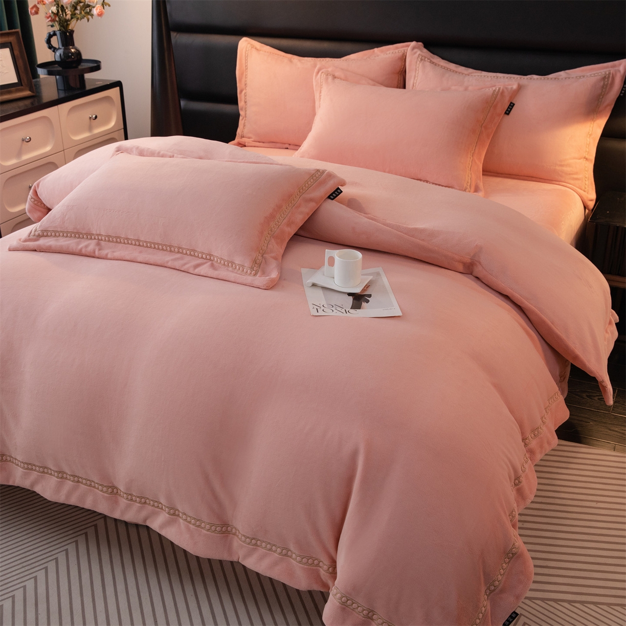 91家纺网 家纺一手货源 找家纺 暖洋家纺 2025新款暖芙绒纯色刺绣款套件四件套 玉色