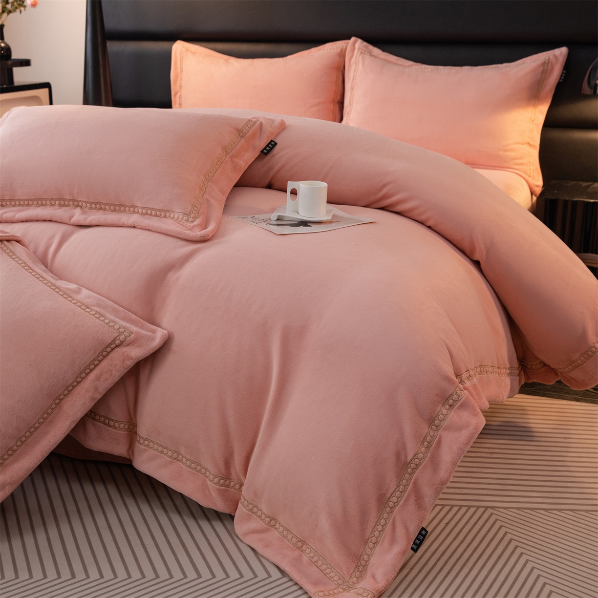 91家纺网 家纺一手货源 找家纺 暖洋家纺 2025新款暖芙绒纯色刺绣款套件四件套 玉色