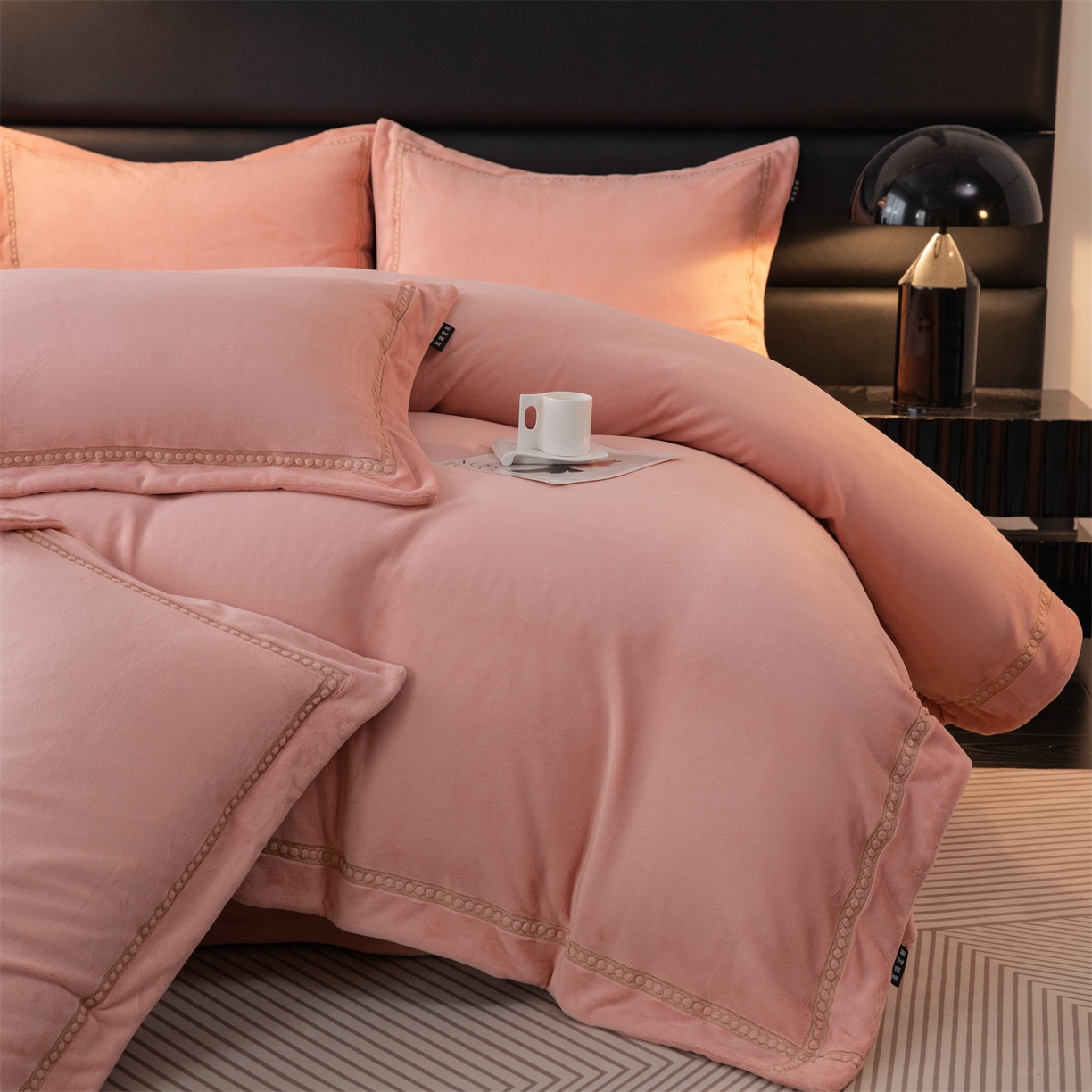 91家纺网 家纺一手货源 找家纺 暖洋家纺 2025新款暖芙绒纯色刺绣款套件四件套 玉色