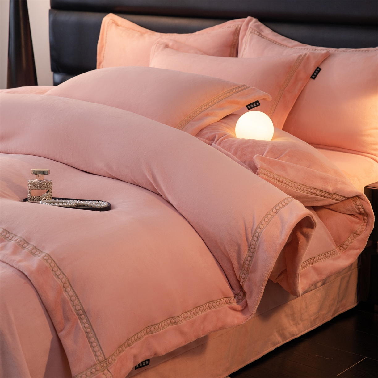 91家纺网 家纺一手货源 找家纺 暖洋家纺 2025新款暖芙绒纯色刺绣款套件四件套 玉色