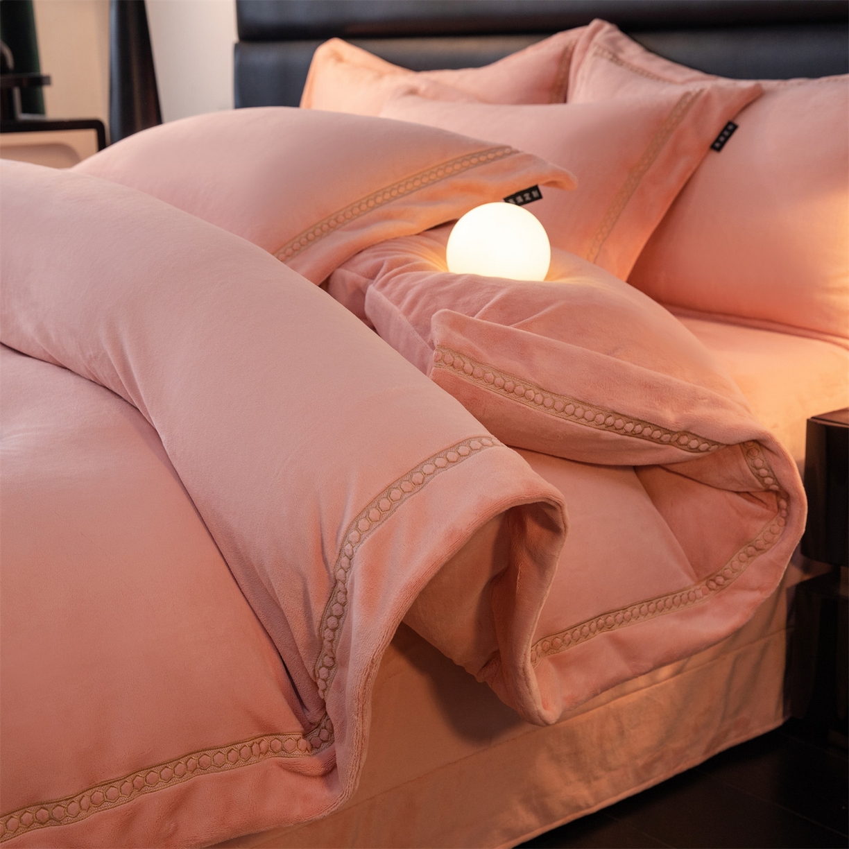 91家纺网 家纺一手货源 找家纺 暖洋家纺 2025新款暖芙绒纯色刺绣款套件四件套 玉色