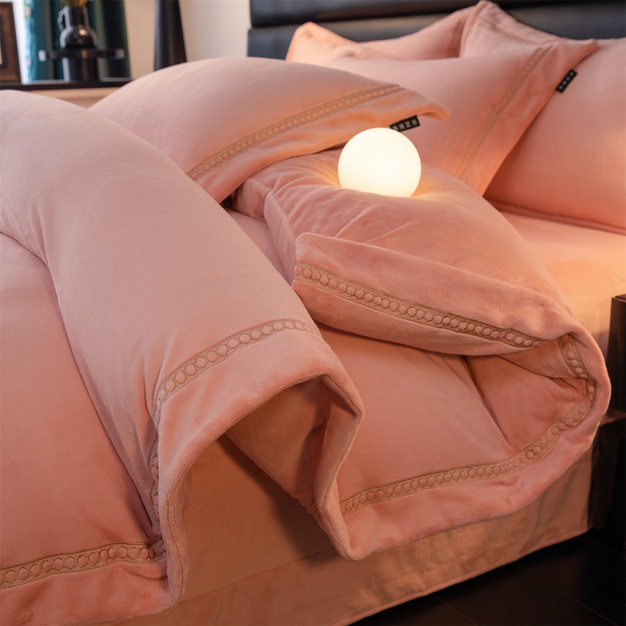 91家纺网 家纺一手货源 找家纺 暖洋家纺 2025新款暖芙绒纯色刺绣款套件四件套 玉色