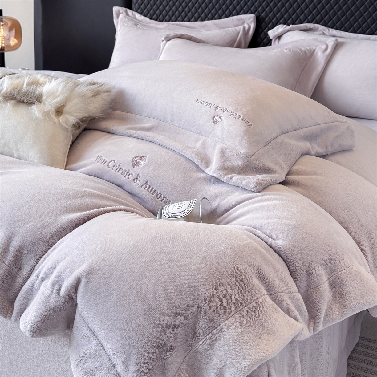 91家纺网 家纺一手货源 找家纺 （总）泽西家纺+V17798841158发大图 2025新品秋冬加厚保暖240克奶肤绒简约风刺绣牛奶绒四件套-梵克雅宝