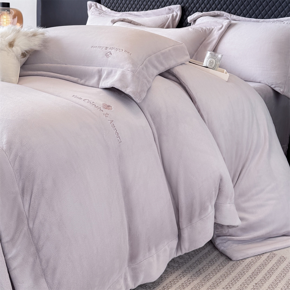 91家纺网 家纺一手货源 找家纺 （总）泽西家纺+V17798841158发大图 2025新品秋冬加厚保暖240克奶肤绒简约风刺绣牛奶绒四件套-梵克雅宝