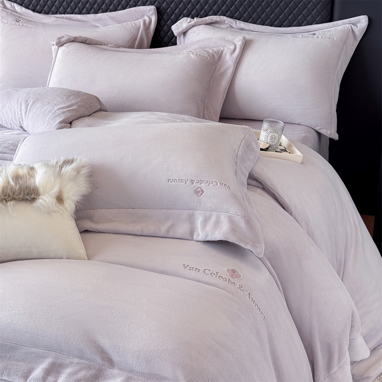 91家纺网 家纺一手货源 找家纺 （总）泽西家纺+V17798841158发大图 2025新品秋冬加厚保暖240克奶肤绒简约风刺绣牛奶绒四件套-梵克雅宝