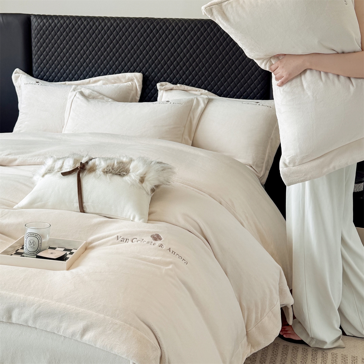 91家纺网 家纺一手货源 找家纺 泽西家纺+V17798841158发大图 2025新品秋冬加厚保暖240克奶肤绒简约风刺绣牛奶绒四件套-梵克雅宝 梵克雅宝-乳白色