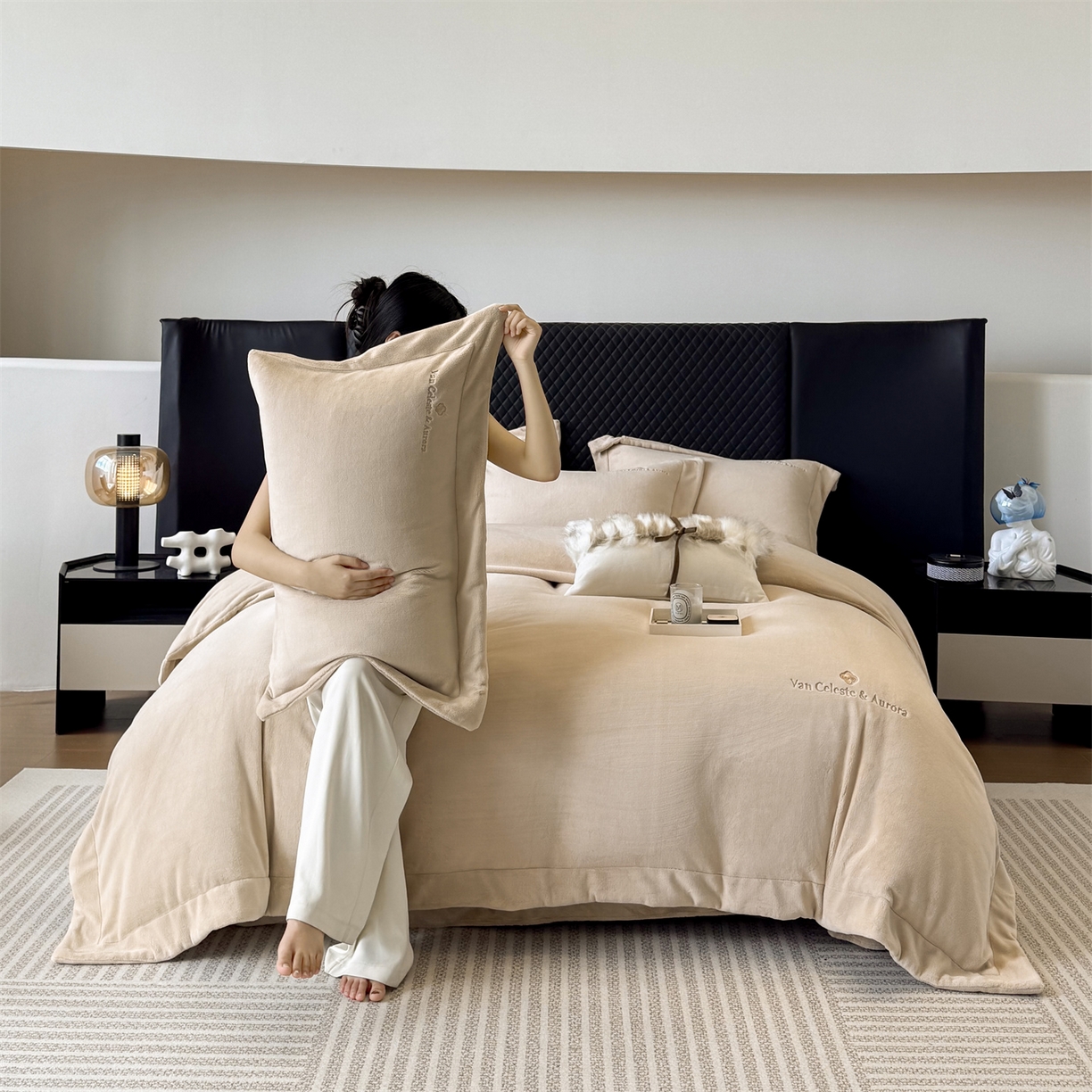 91家纺网 家纺一手货源 找家纺 泽西家纺+V17798841158发大图 2025新品秋冬加厚保暖240克奶肤绒简约风刺绣牛奶绒四件套-梵克雅宝 梵克雅宝-深卡