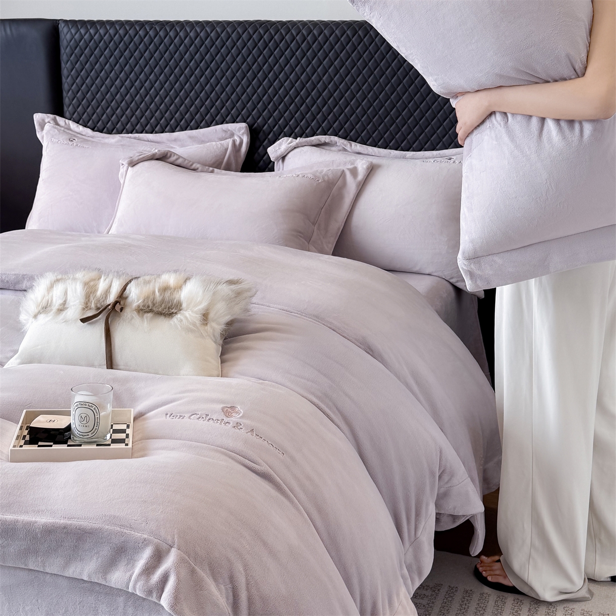 91家纺网 家纺一手货源 找家纺 泽西家纺+V17798841158发大图 2025新品秋冬加厚保暖240克奶肤绒简约风刺绣牛奶绒四件套-梵克雅宝 梵克雅宝-丁香紫