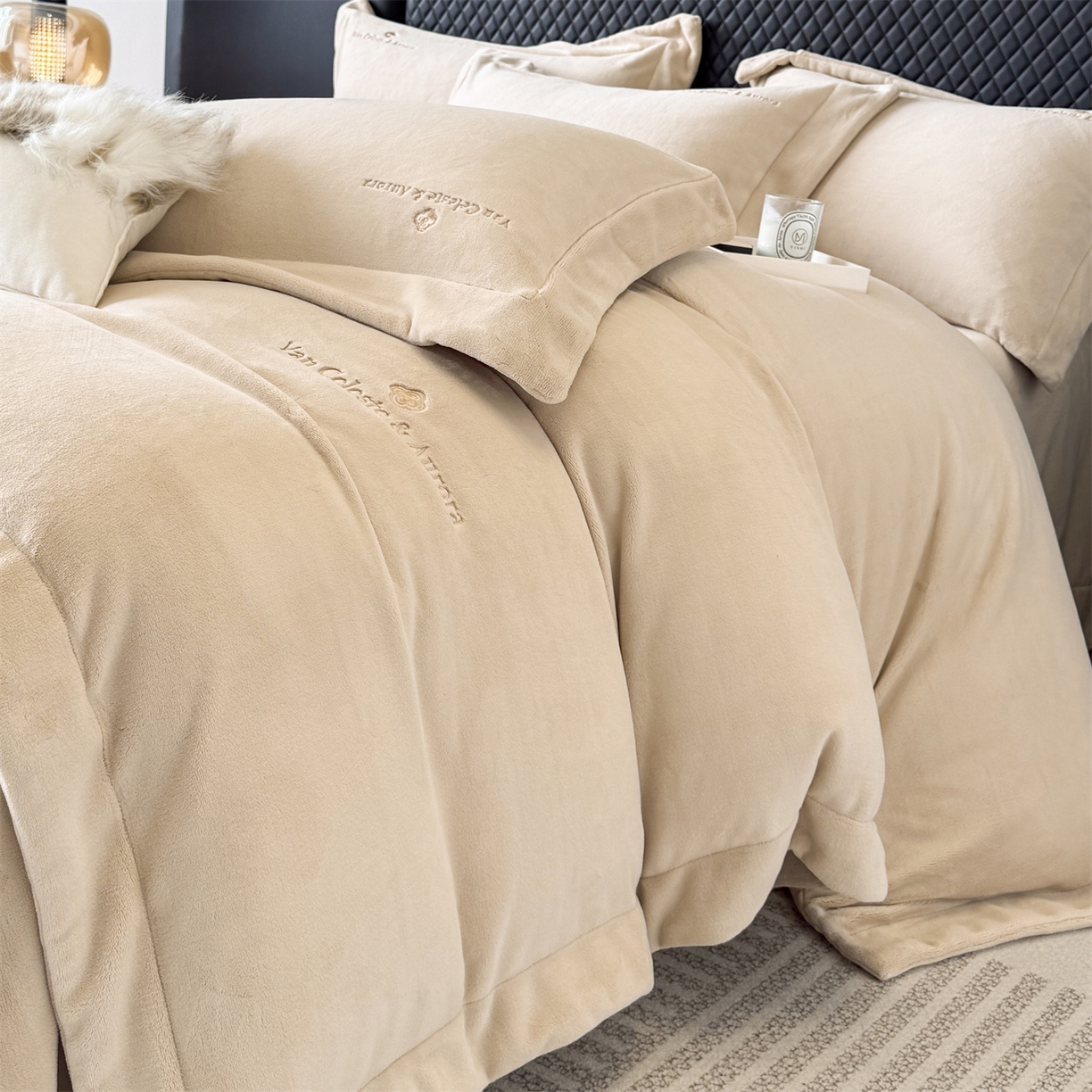 91家纺网 家纺一手货源 找家纺 泽西家纺+V17798841158发大图 2025新品秋冬加厚保暖240克奶肤绒简约风刺绣牛奶绒四件套-梵克雅宝 梵克雅宝-深卡