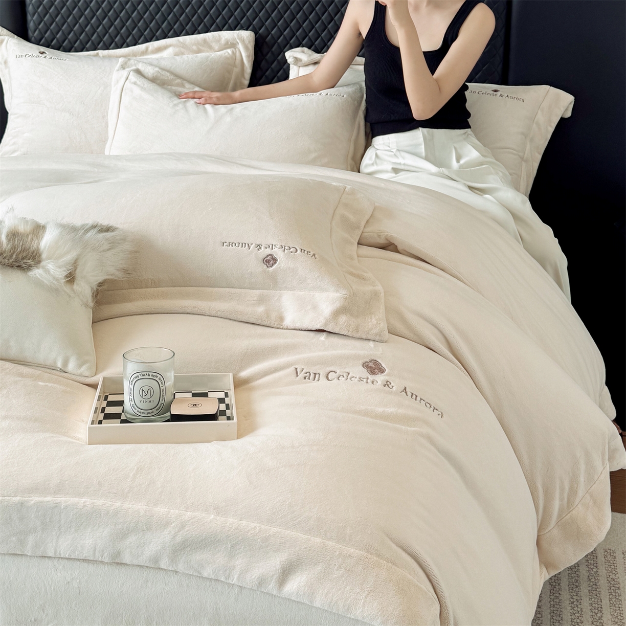 91家纺网 家纺一手货源 找家纺 泽西家纺+V17798841158发大图 2025新品秋冬加厚保暖240克奶肤绒简约风刺绣牛奶绒四件套-梵克雅宝 梵克雅宝-乳白色