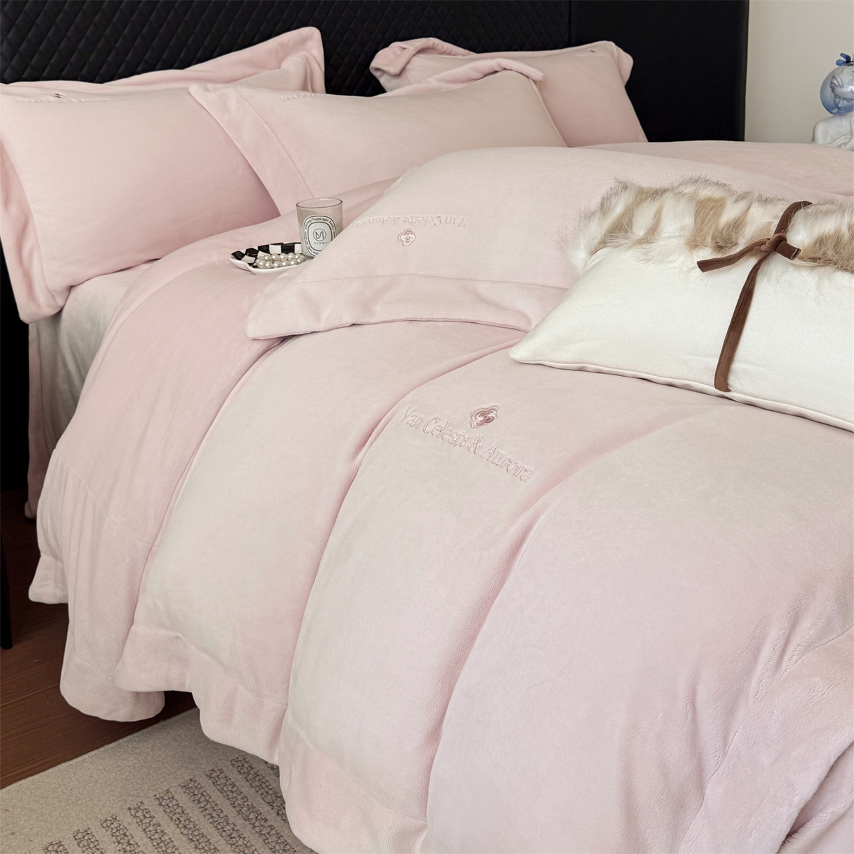 91家纺网 家纺一手货源 找家纺 泽西家纺+V17798841158发大图 2025新品秋冬加厚保暖240克奶肤绒简约风刺绣牛奶绒四件套-梵克雅宝 梵克雅宝-粉色