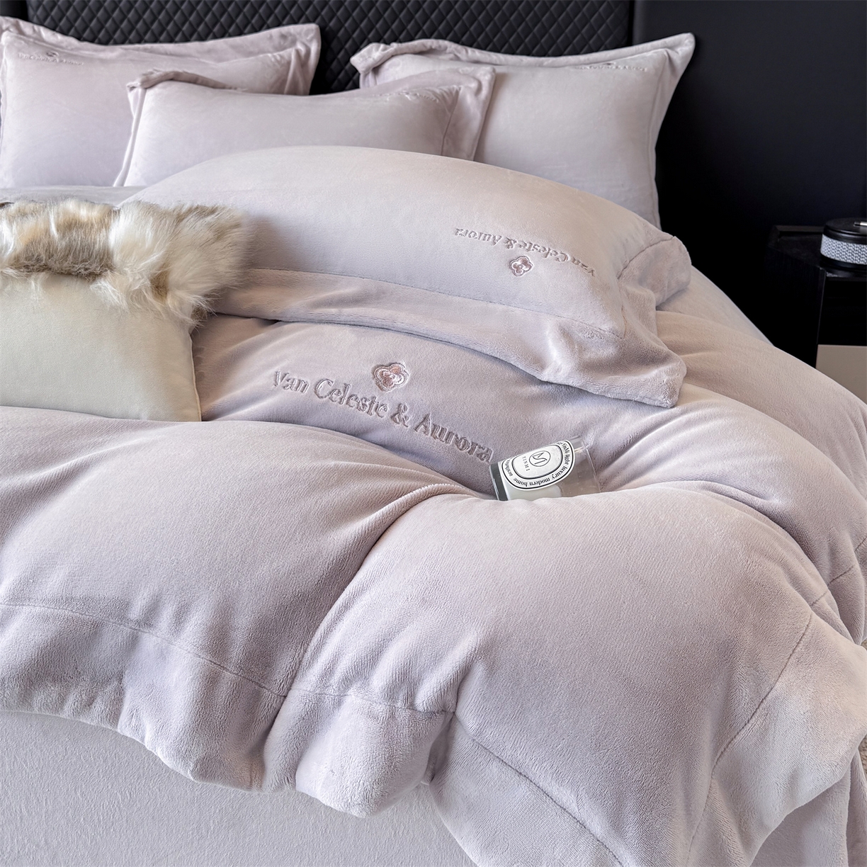 91家纺网 家纺一手货源 找家纺 泽西家纺+V17798841158发大图 2025新品秋冬加厚保暖240克奶肤绒简约风刺绣牛奶绒四件套-梵克雅宝 梵克雅宝-丁香紫