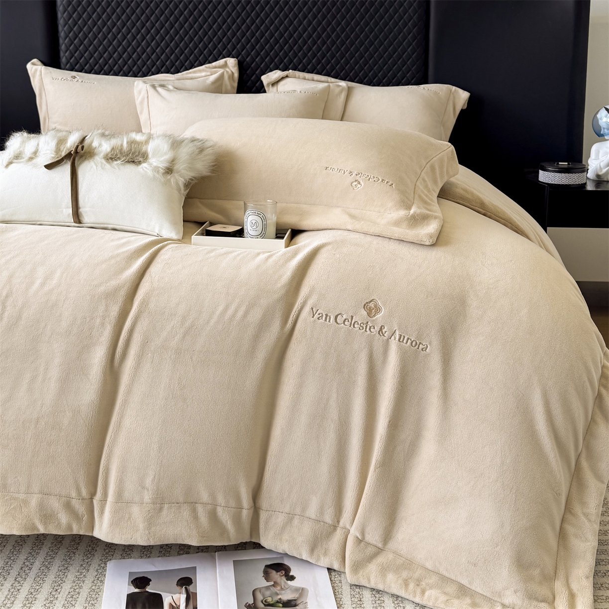 91家纺网 家纺一手货源 找家纺 泽西家纺+V17798841158发大图 2025新品秋冬加厚保暖240克奶肤绒简约风刺绣牛奶绒四件套-梵克雅宝 梵克雅宝-深卡
