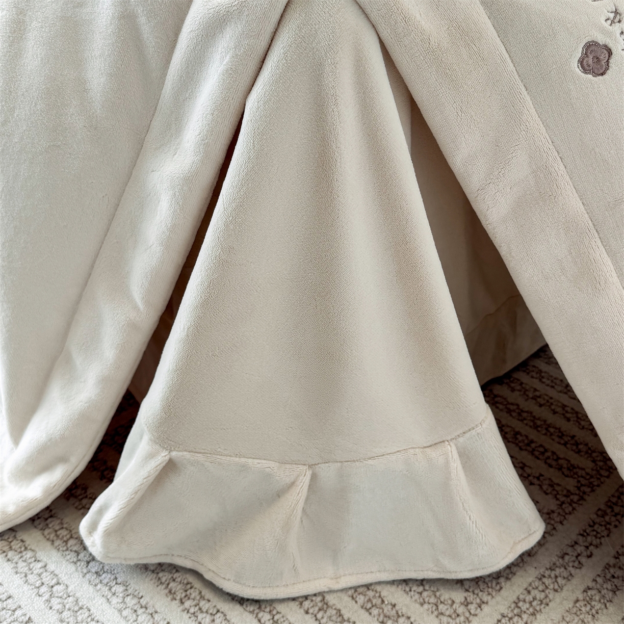 91家纺网 家纺一手货源 找家纺 泽西家纺+V17798841158发大图 2025新品秋冬加厚保暖240克奶肤绒简约风刺绣牛奶绒四件套-梵克雅宝 梵克雅宝-乳白色