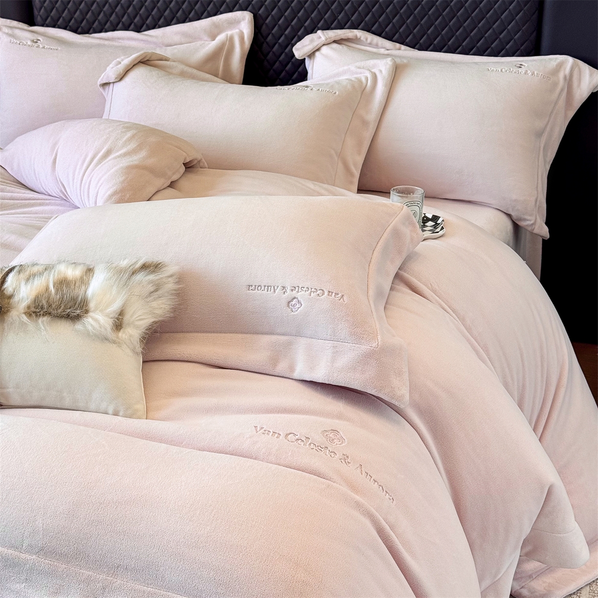 91家纺网 家纺一手货源 找家纺 泽西家纺+V17798841158发大图 2025新品秋冬加厚保暖240克奶肤绒简约风刺绣牛奶绒四件套-梵克雅宝 梵克雅宝-粉色