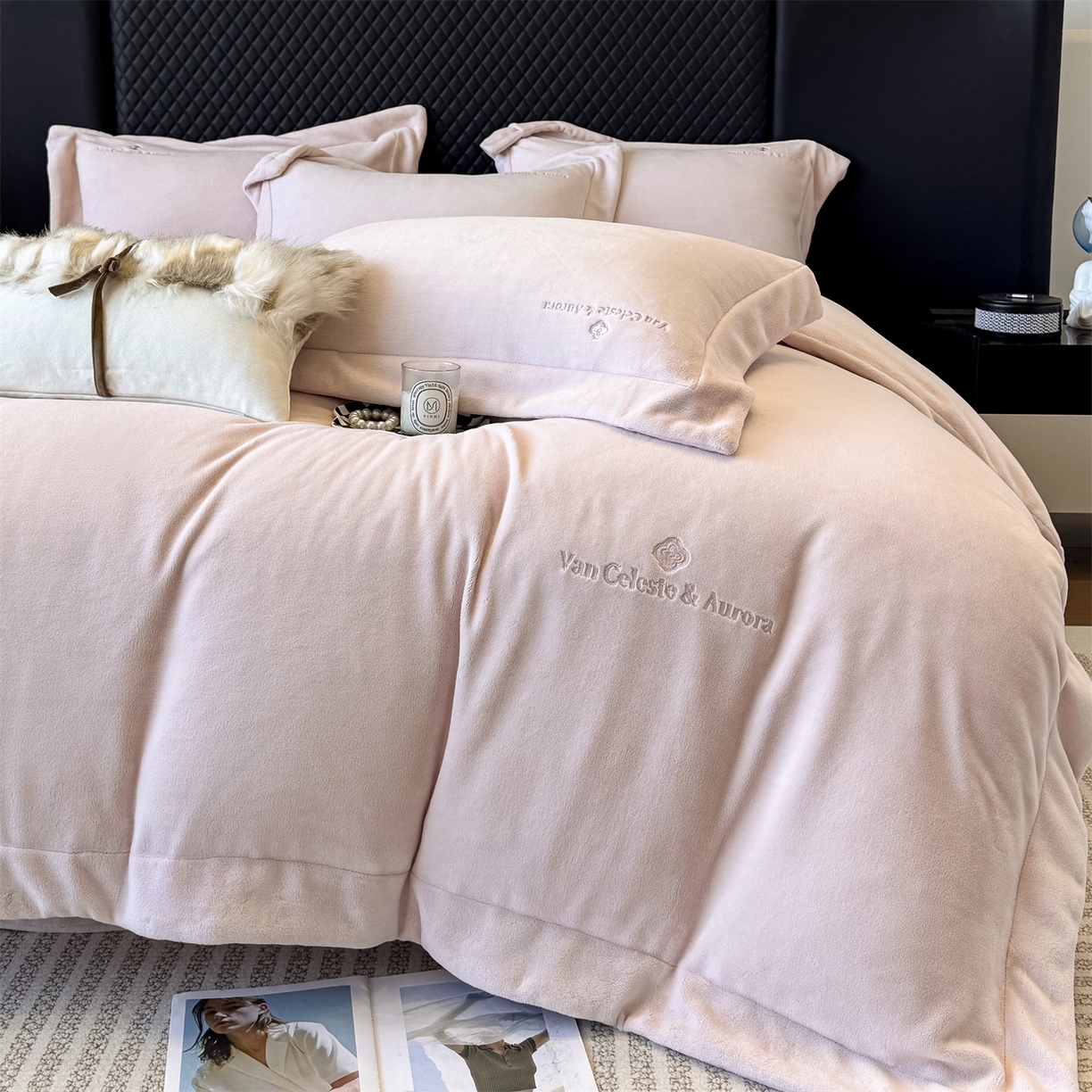 91家纺网 家纺一手货源 找家纺 泽西家纺+V17798841158发大图 2025新品秋冬加厚保暖240克奶肤绒简约风刺绣牛奶绒四件套-梵克雅宝 梵克雅宝-粉色