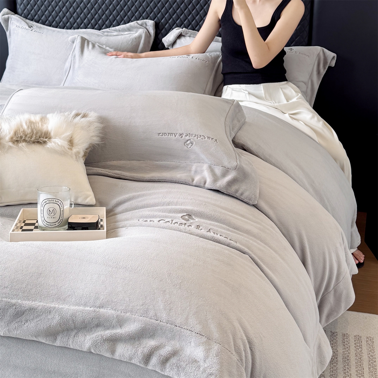91家纺网 家纺一手货源 找家纺 泽西家纺+V17798841158发大图 2025新品秋冬加厚保暖240克奶肤绒简约风刺绣牛奶绒四件套-梵克雅宝 梵克雅宝-高级灰