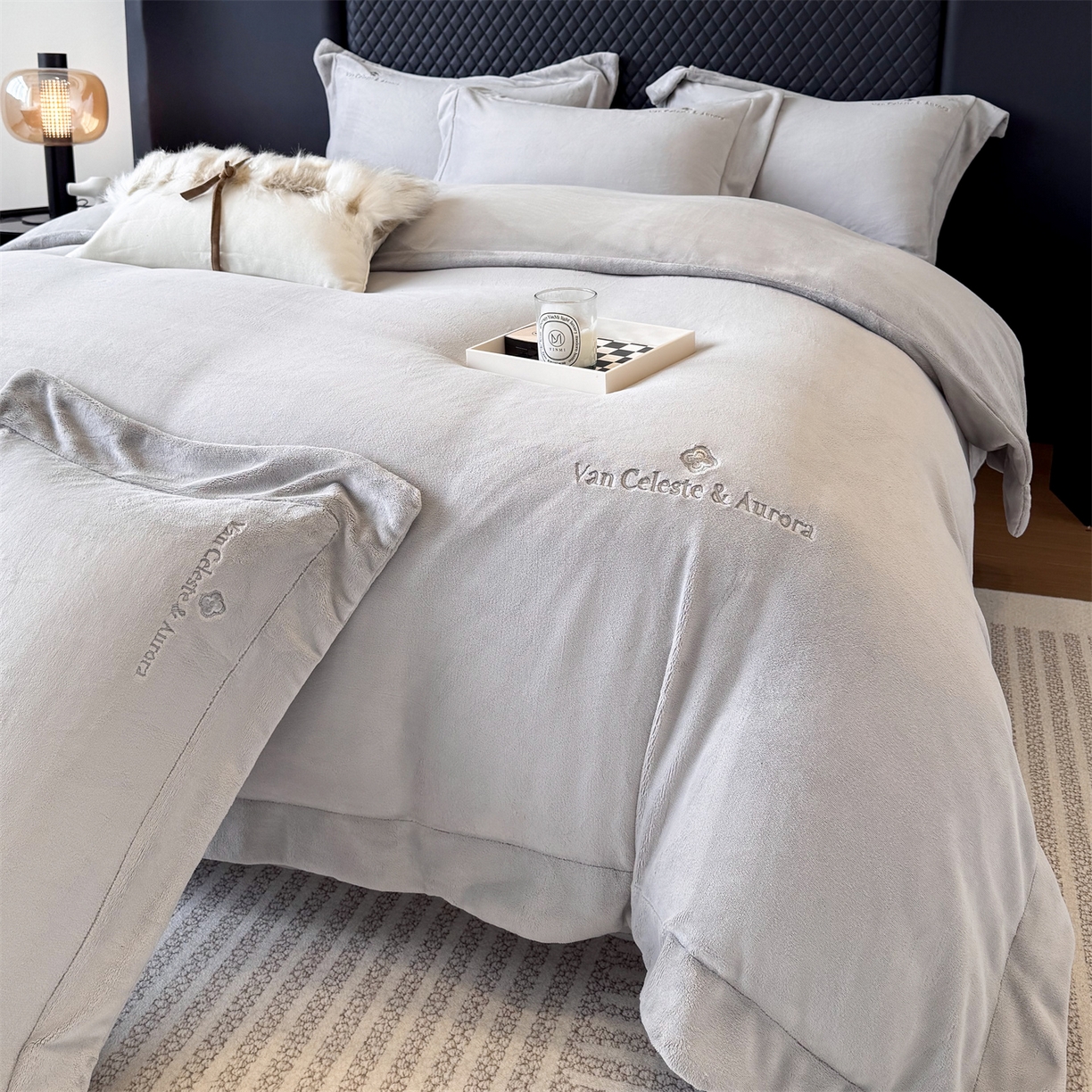 91家纺网 家纺一手货源 找家纺 泽西家纺+V17798841158发大图 2025新品秋冬加厚保暖240克奶肤绒简约风刺绣牛奶绒四件套-梵克雅宝 梵克雅宝-高级灰