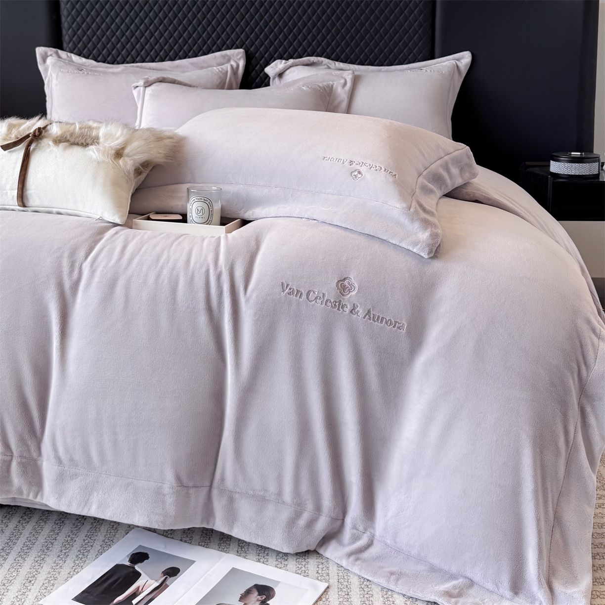 91家纺网 家纺一手货源 找家纺 泽西家纺+V17798841158发大图 2025新品秋冬加厚保暖240克奶肤绒简约风刺绣牛奶绒四件套-梵克雅宝 梵克雅宝-丁香紫
