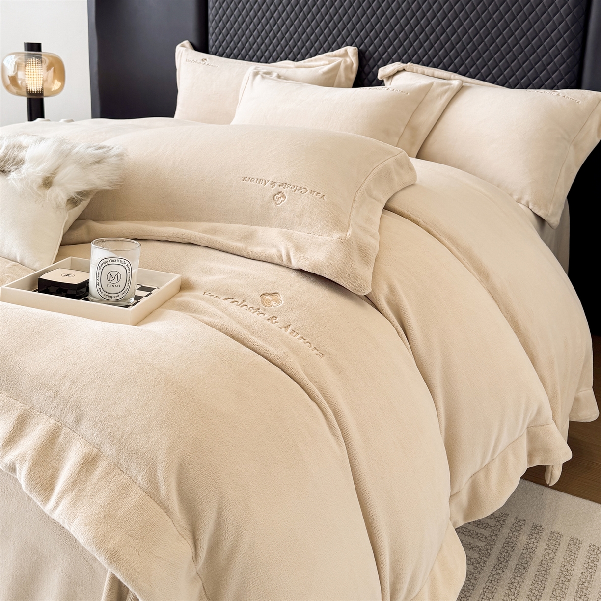 91家纺网 家纺一手货源 找家纺 泽西家纺+V17798841158发大图 2025新品秋冬加厚保暖240克奶肤绒简约风刺绣牛奶绒四件套-梵克雅宝 梵克雅宝-深卡