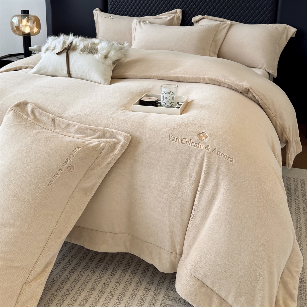 91家纺网 家纺一手货源 找家纺 泽西家纺+V17798841158发大图 2025新品秋冬加厚保暖240克奶肤绒简约风刺绣牛奶绒四件套-梵克雅宝 梵克雅宝-深卡