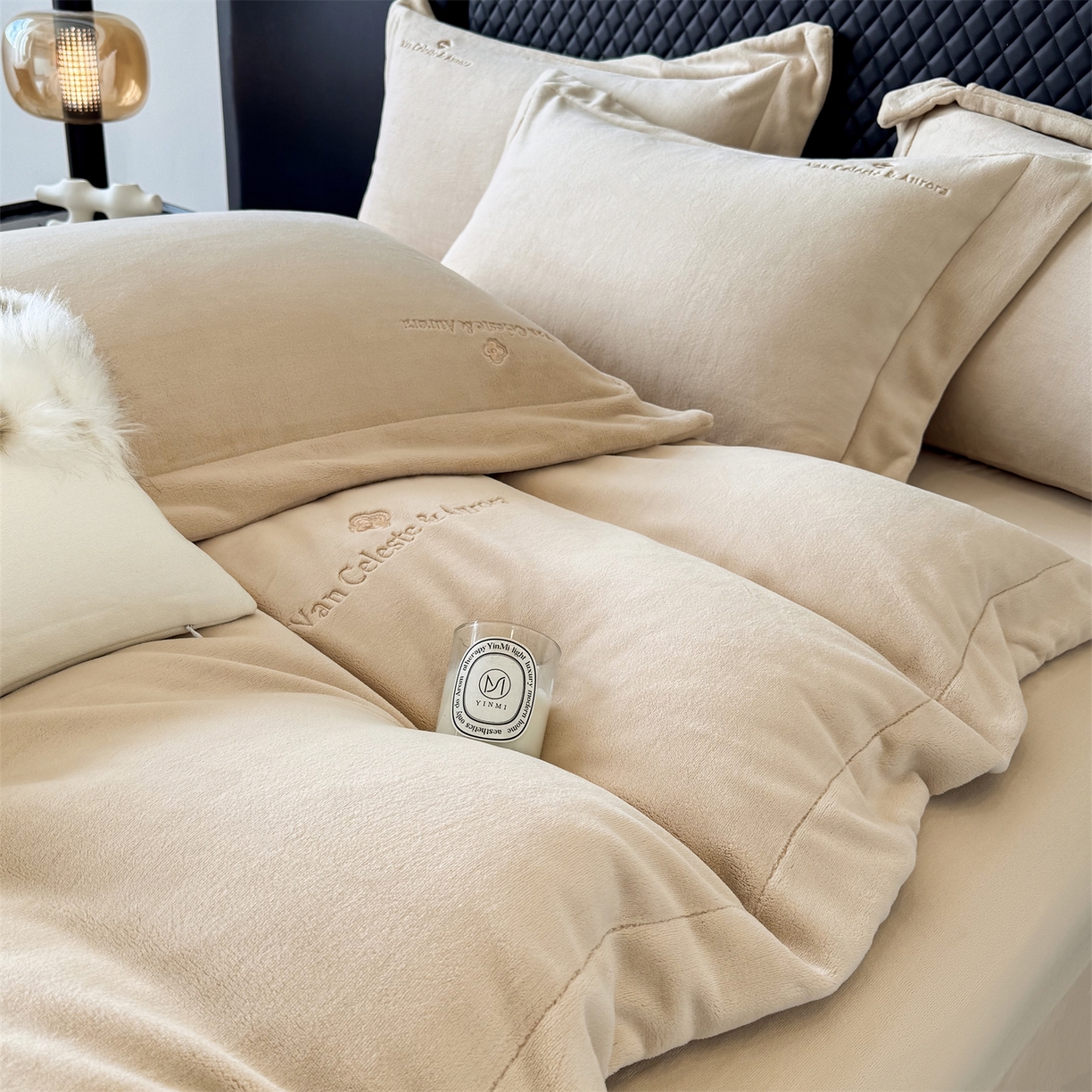 91家纺网 家纺一手货源 找家纺 泽西家纺+V17798841158发大图 2025新品秋冬加厚保暖240克奶肤绒简约风刺绣牛奶绒四件套-梵克雅宝 梵克雅宝-深卡
