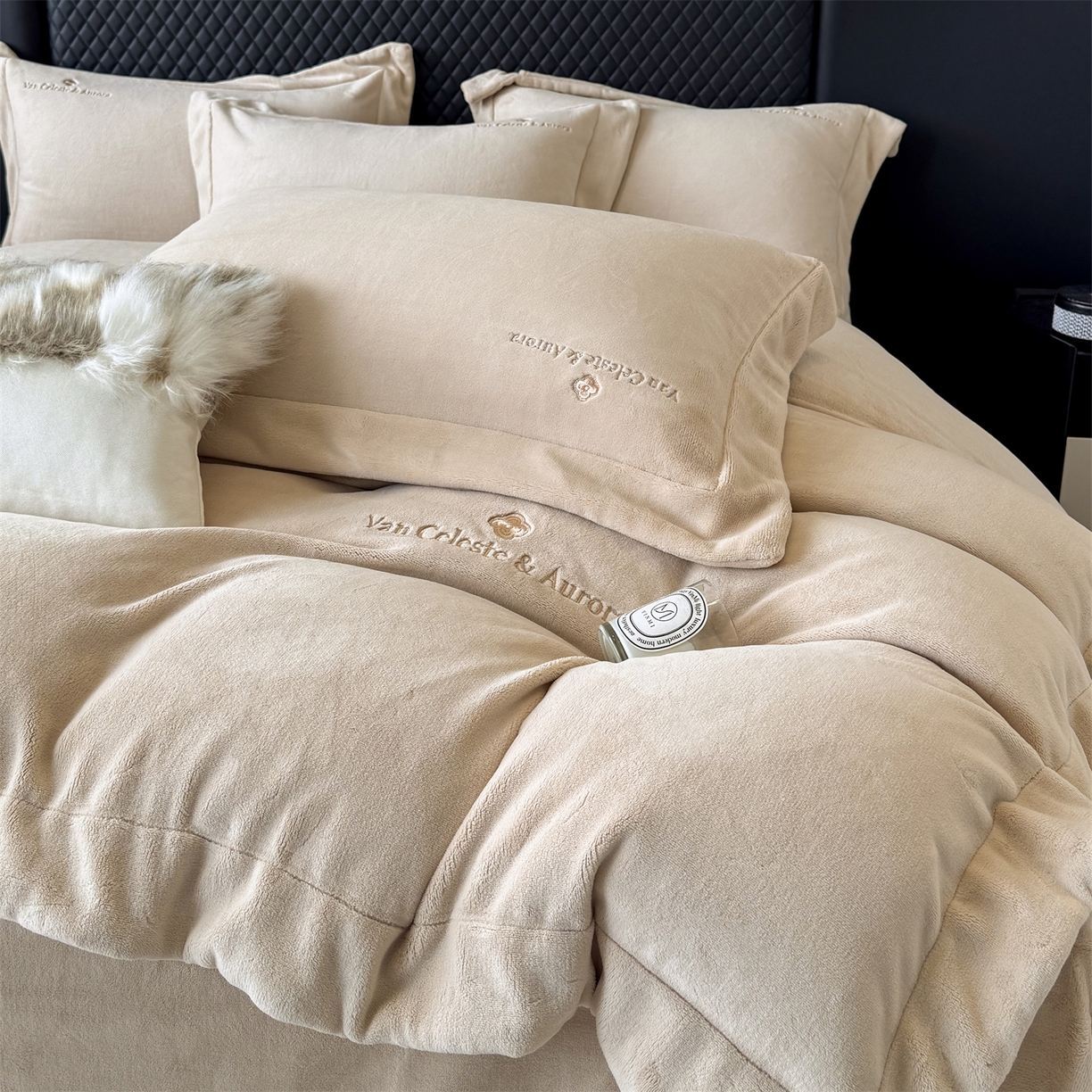 91家纺网 家纺一手货源 找家纺 泽西家纺+V17798841158发大图 2025新品秋冬加厚保暖240克奶肤绒简约风刺绣牛奶绒四件套-梵克雅宝 梵克雅宝-深卡