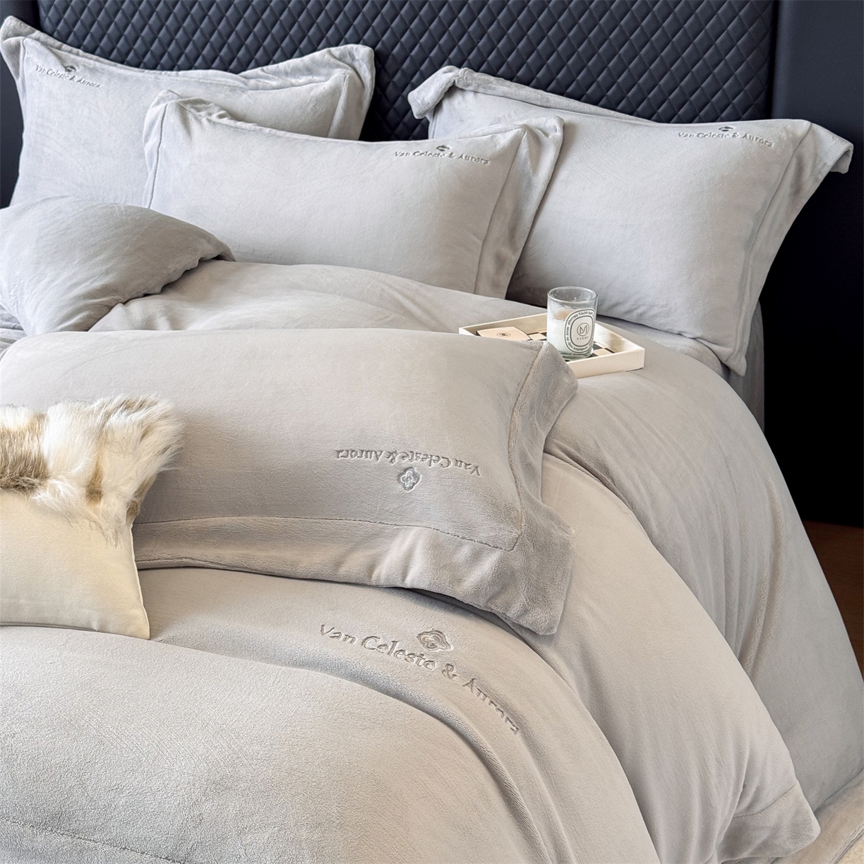 91家纺网 家纺一手货源 找家纺 泽西家纺+V17798841158发大图 2025新品秋冬加厚保暖240克奶肤绒简约风刺绣牛奶绒四件套-梵克雅宝 梵克雅宝-高级灰