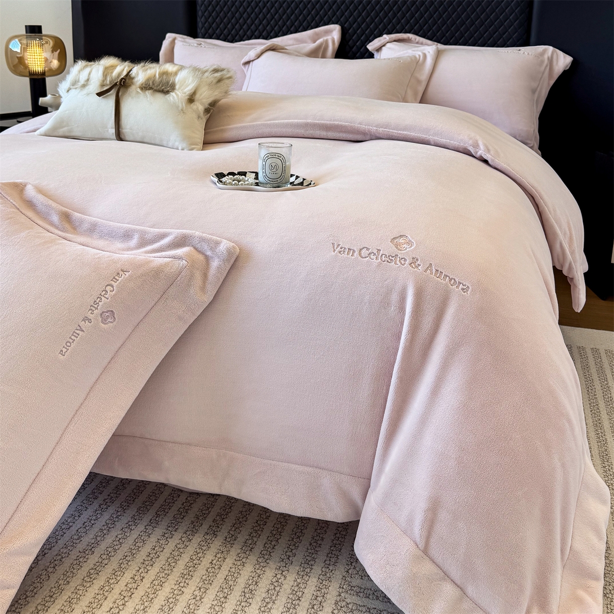 91家纺网 家纺一手货源 找家纺 泽西家纺+V17798841158发大图 2025新品秋冬加厚保暖240克奶肤绒简约风刺绣牛奶绒四件套-梵克雅宝 梵克雅宝-粉色