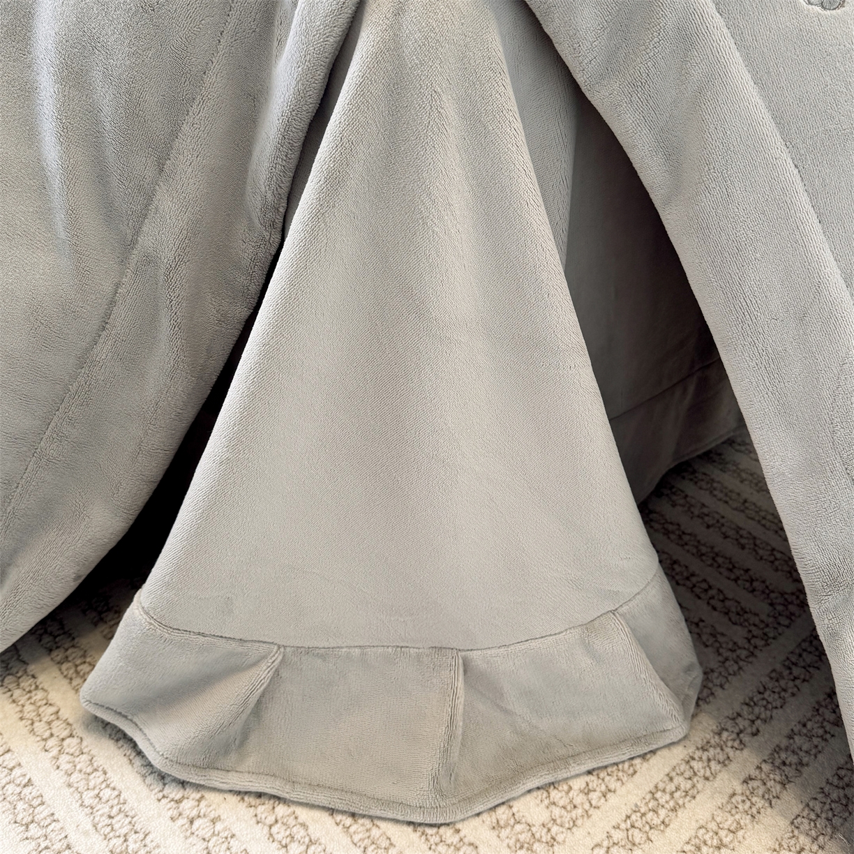 91家纺网 家纺一手货源 找家纺 泽西家纺+V17798841158发大图 2025新品秋冬加厚保暖240克奶肤绒简约风刺绣牛奶绒四件套-梵克雅宝 梵克雅宝-高级灰