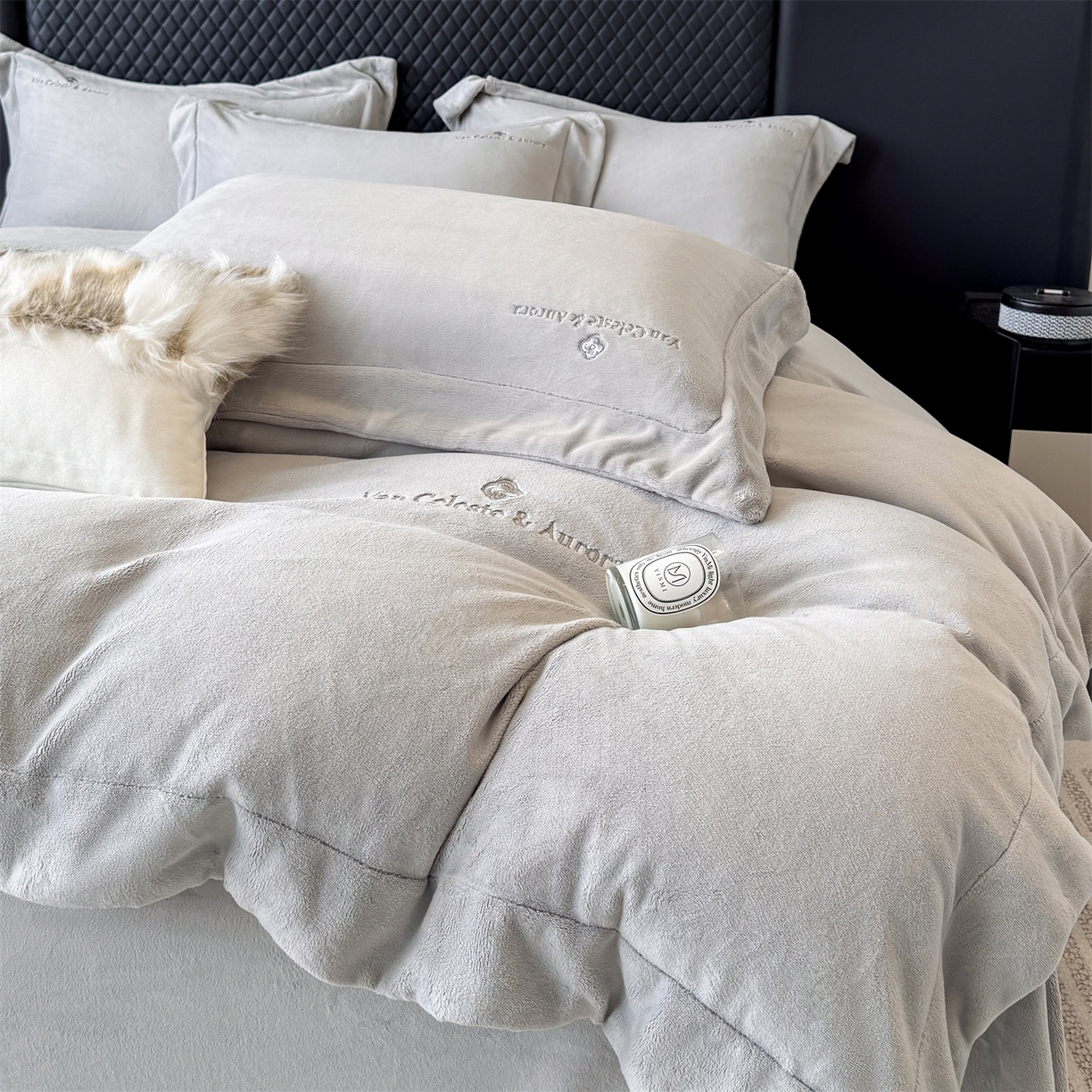 91家纺网 家纺一手货源 找家纺 泽西家纺+V17798841158发大图 2025新品秋冬加厚保暖240克奶肤绒简约风刺绣牛奶绒四件套-梵克雅宝 梵克雅宝-高级灰