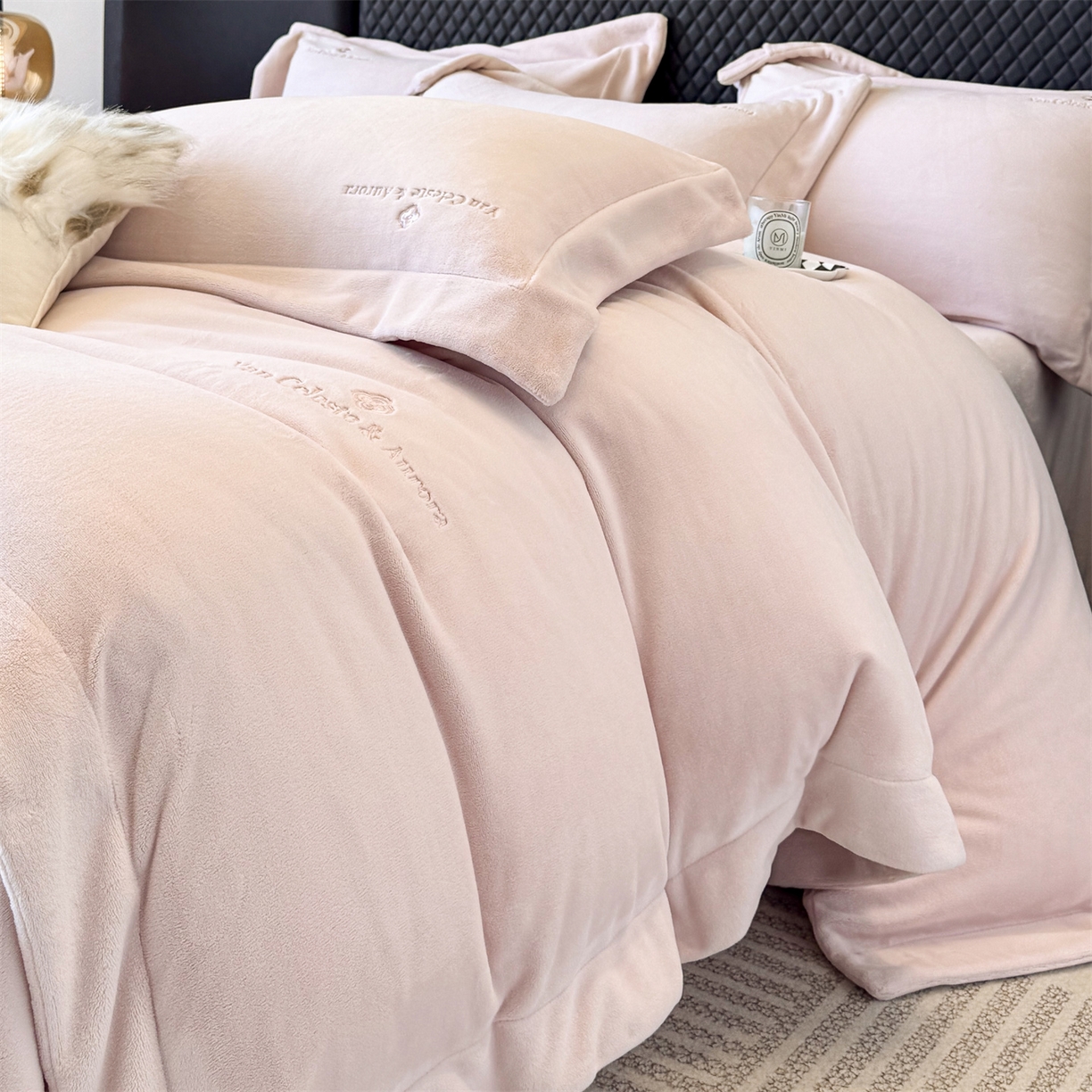 91家纺网 家纺一手货源 找家纺 泽西家纺+V17798841158发大图 2025新品秋冬加厚保暖240克奶肤绒简约风刺绣牛奶绒四件套-梵克雅宝 梵克雅宝-粉色
