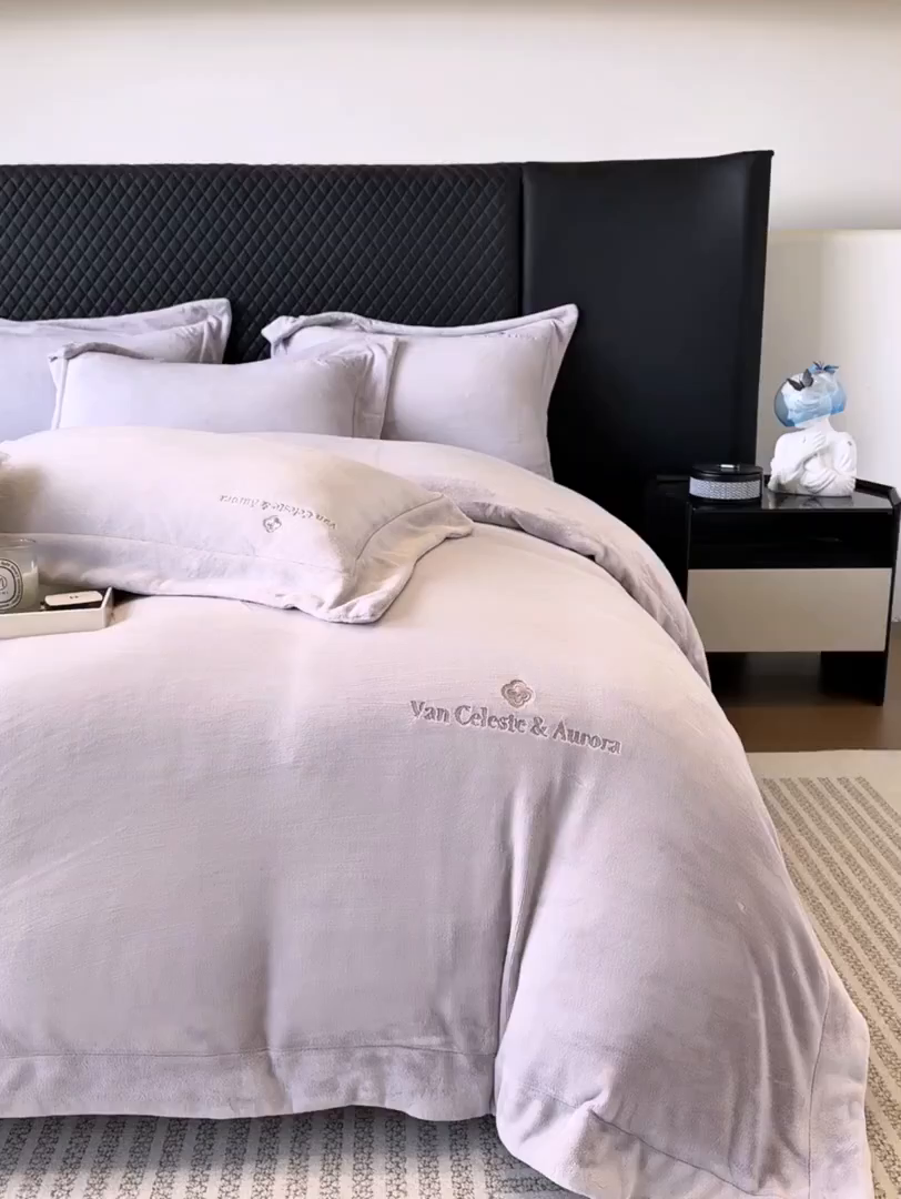 91家纺网 家纺一手货源 找家纺 （总）泽西家纺+V17798841158发大图 2025新品秋冬加厚保暖240克奶肤绒简约风刺绣牛奶绒四件套-梵克雅宝