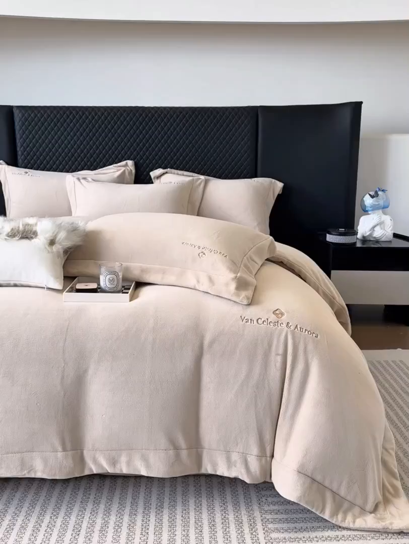 91家纺网 家纺一手货源 找家纺 泽西家纺+V17798841158发大图 2025新品秋冬加厚保暖240克奶肤绒简约风刺绣牛奶绒四件套-梵克雅宝 梵克雅宝-深卡