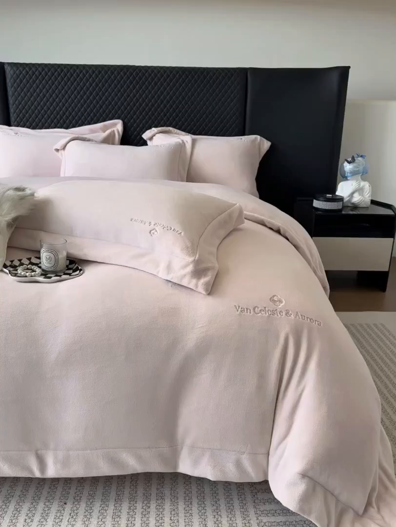 91家纺网 家纺一手货源 找家纺 泽西家纺+V17798841158发大图 2025新品秋冬加厚保暖240克奶肤绒简约风刺绣牛奶绒四件套-梵克雅宝 梵克雅宝-粉色