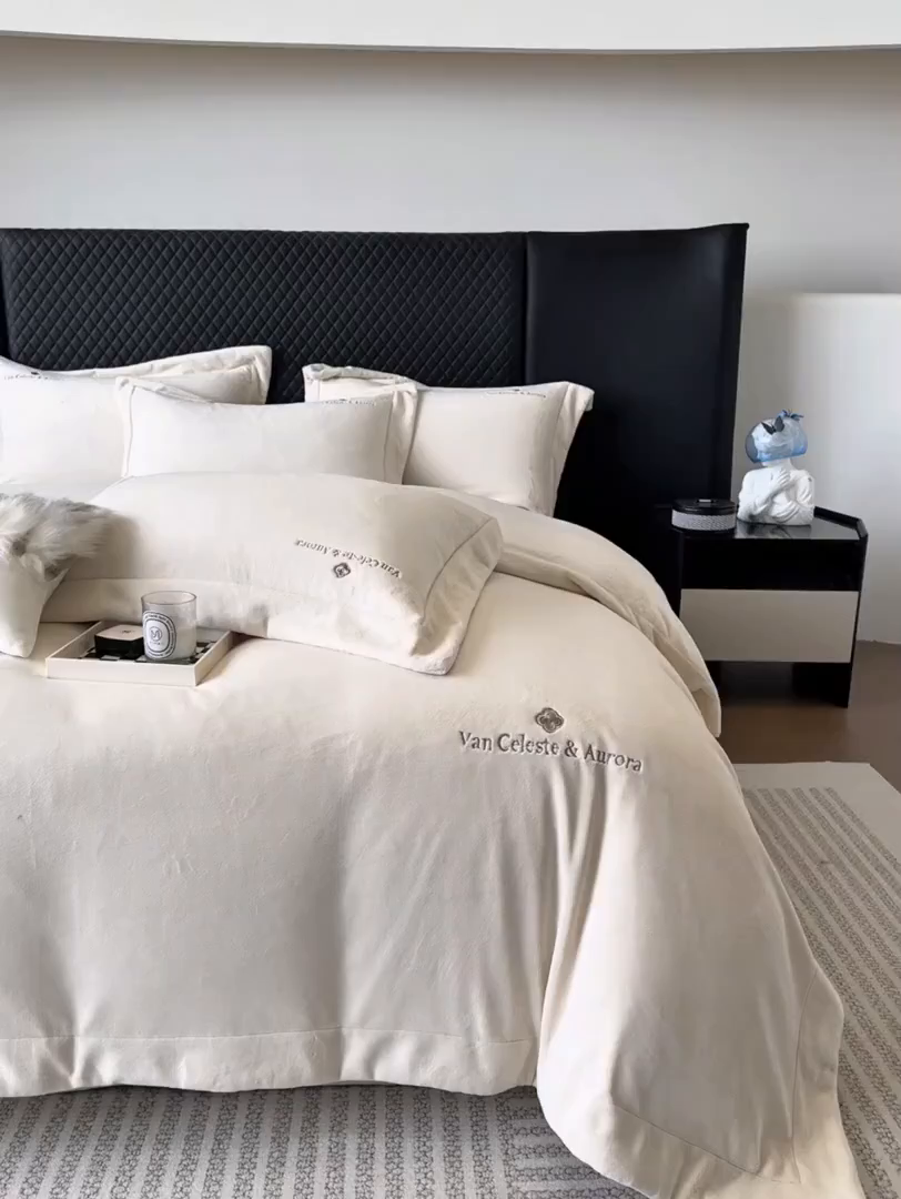 91家纺网 家纺一手货源 找家纺 泽西家纺+V17798841158发大图 2025新品秋冬加厚保暖240克奶肤绒简约风刺绣牛奶绒四件套-梵克雅宝 梵克雅宝-乳白色
