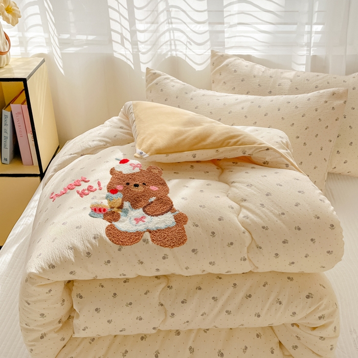 91家纺网 家纺一手货源 找家纺 老帅的工厂店 2025新款云感双层纱毛巾绣懒人被被子被芯 甜品熊