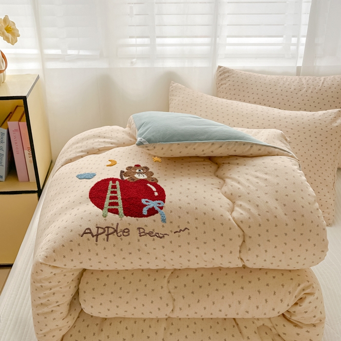 91家纺网 家纺一手货源 找家纺 老帅的工厂店 2025新款云感双层纱毛巾绣懒人被被子被芯 苹果小熊