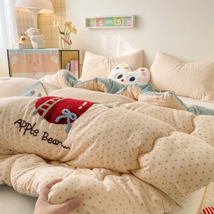 91家纺网 家纺一手货源 找家纺 老帅的工厂店 2025新款云感双层纱毛巾绣懒人被被子被芯 苹果小熊