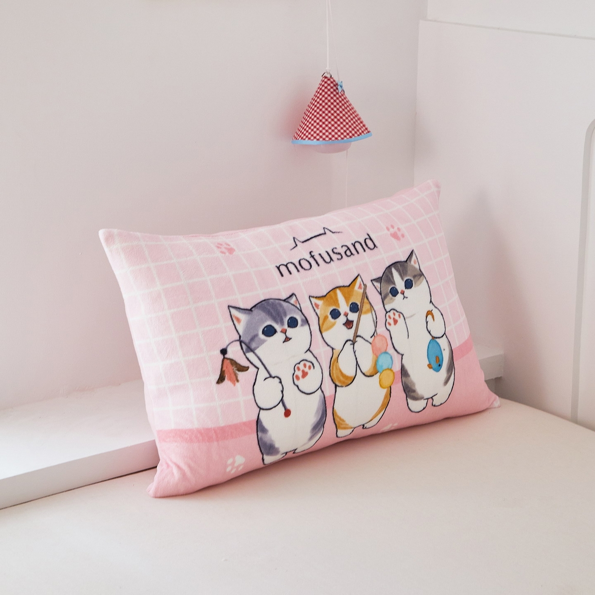 91家纺网 家纺一手货源 找家纺 蘭菲家纺 2025新款高克重牛奶绒正版鲨鱼猫系列单品枕套 珊迪闲逛-猫福