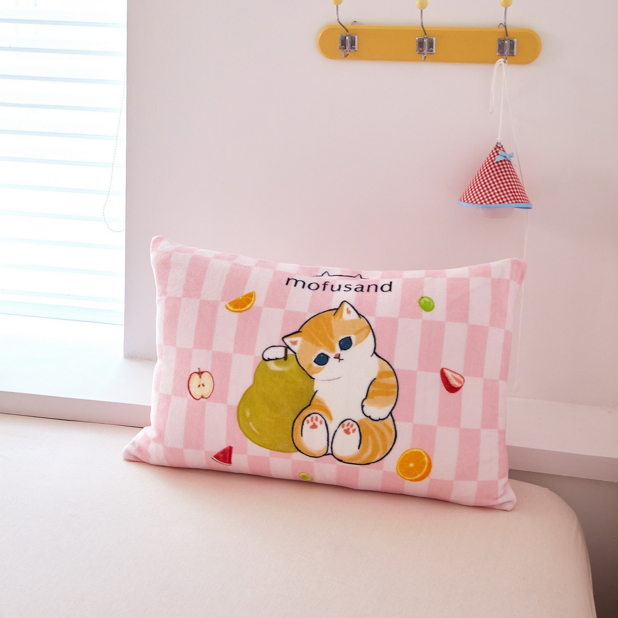 91家纺网 家纺一手货源 找家纺 蘭菲家纺 2025新款高克重牛奶绒正版鲨鱼猫系列单品枕套 水果珊迪-猫福