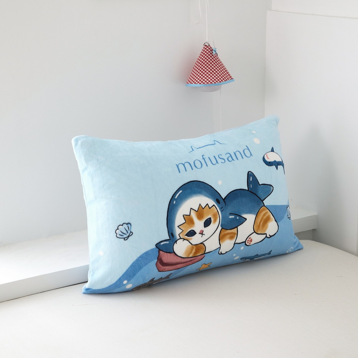 91家纺网 家纺一手货源 找家纺 蘭菲家纺 2025新款高克重牛奶绒正版鲨鱼猫系列单品枕套 珊迪沙滩季-猫福