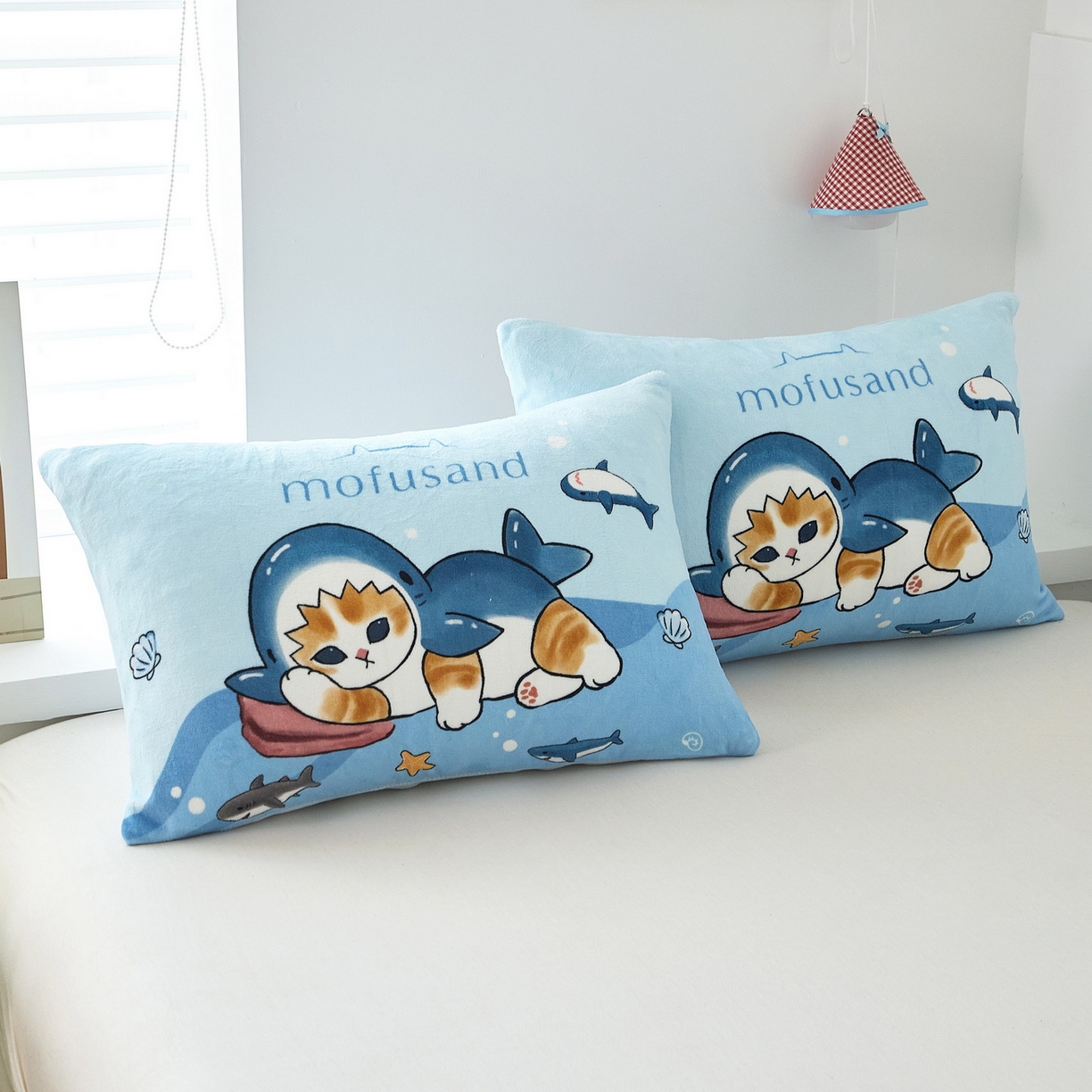 91家纺网 家纺一手货源 找家纺 蘭菲家纺 2025新款高克重牛奶绒正版鲨鱼猫系列单品枕套 珊迪沙滩季-猫福