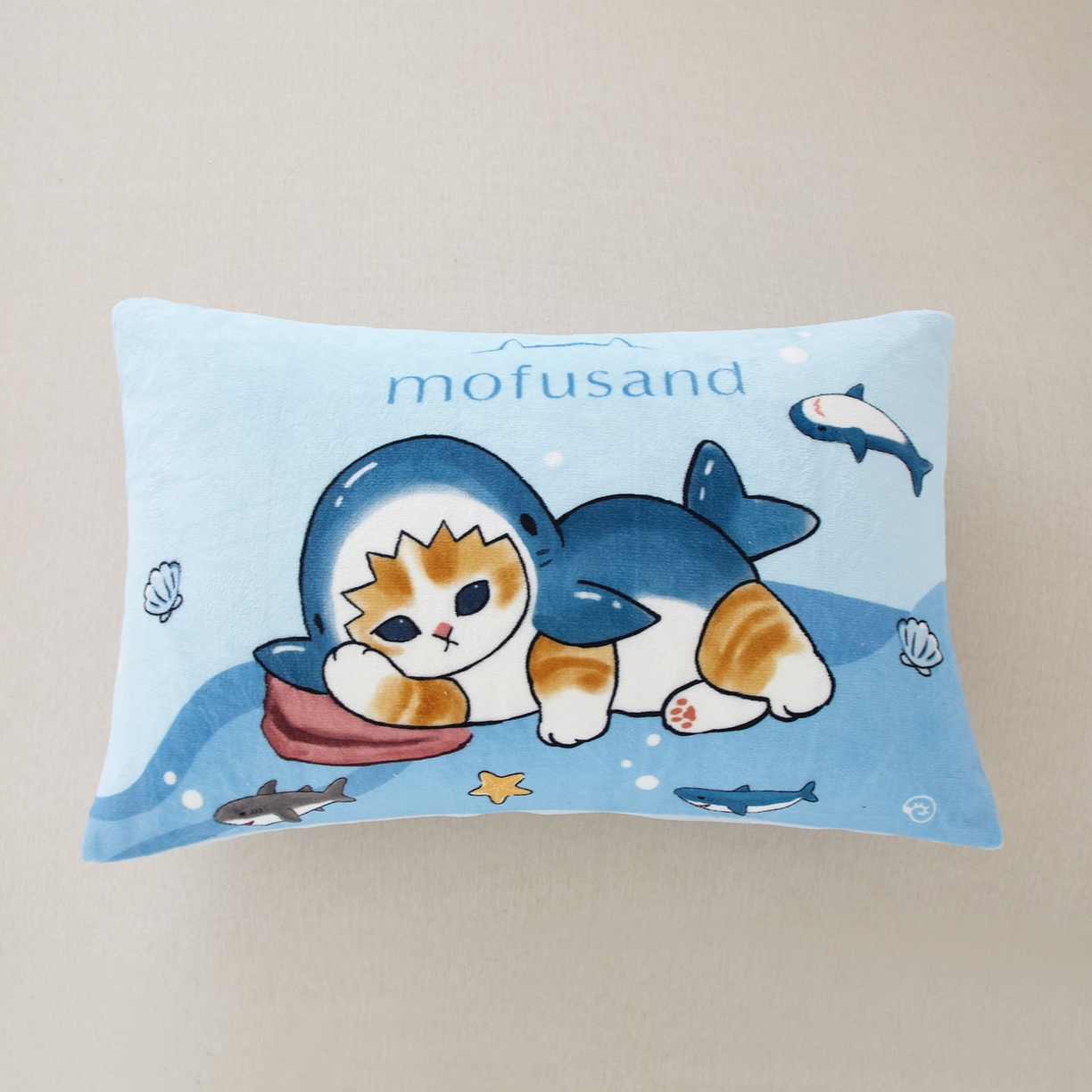 91家纺网 家纺一手货源 找家纺 蘭菲家纺 2025新款高克重牛奶绒正版鲨鱼猫系列单品枕套 珊迪沙滩季-猫福