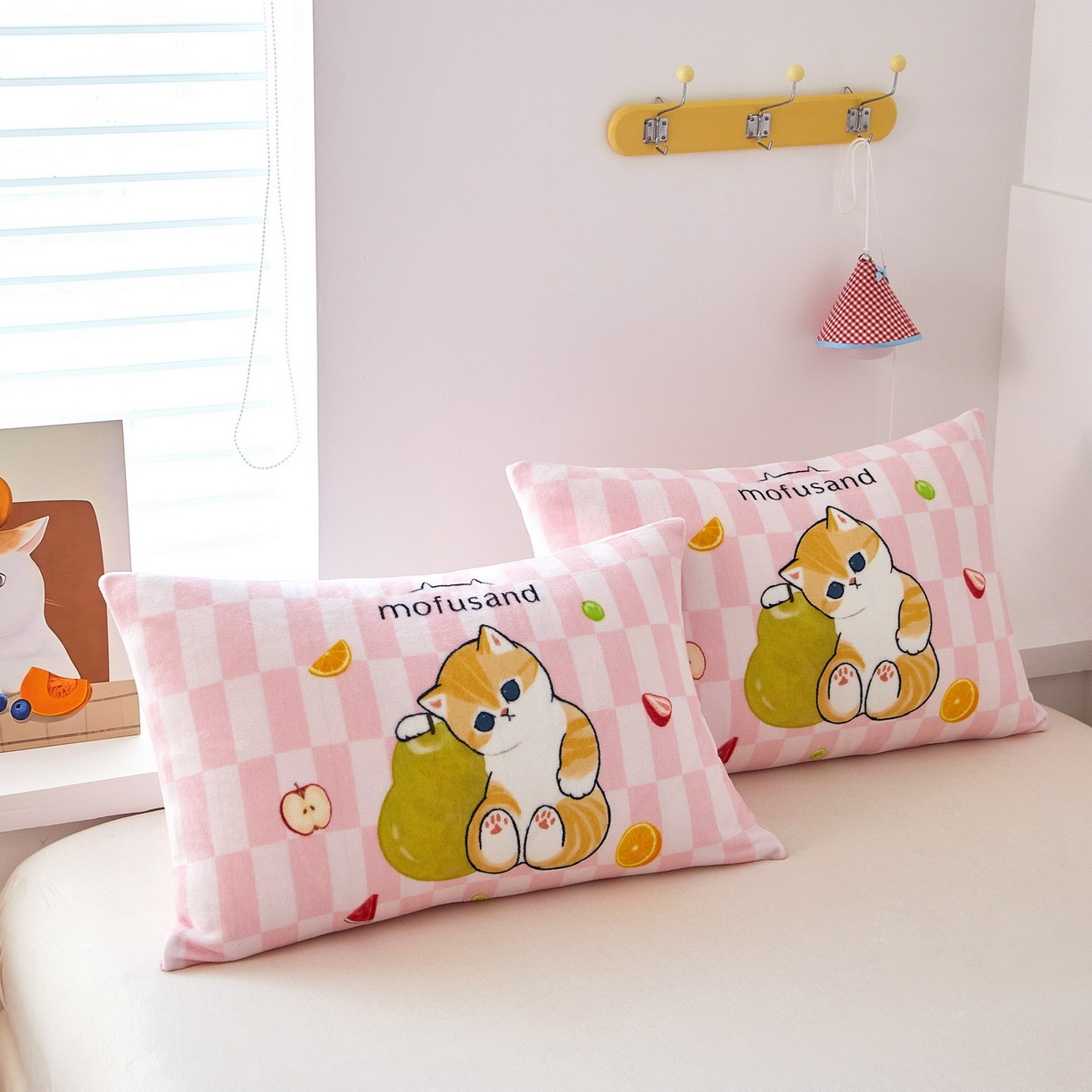 91家纺网 家纺一手货源 找家纺 蘭菲家纺 2025新款高克重牛奶绒正版鲨鱼猫系列单品枕套 水果珊迪-猫福