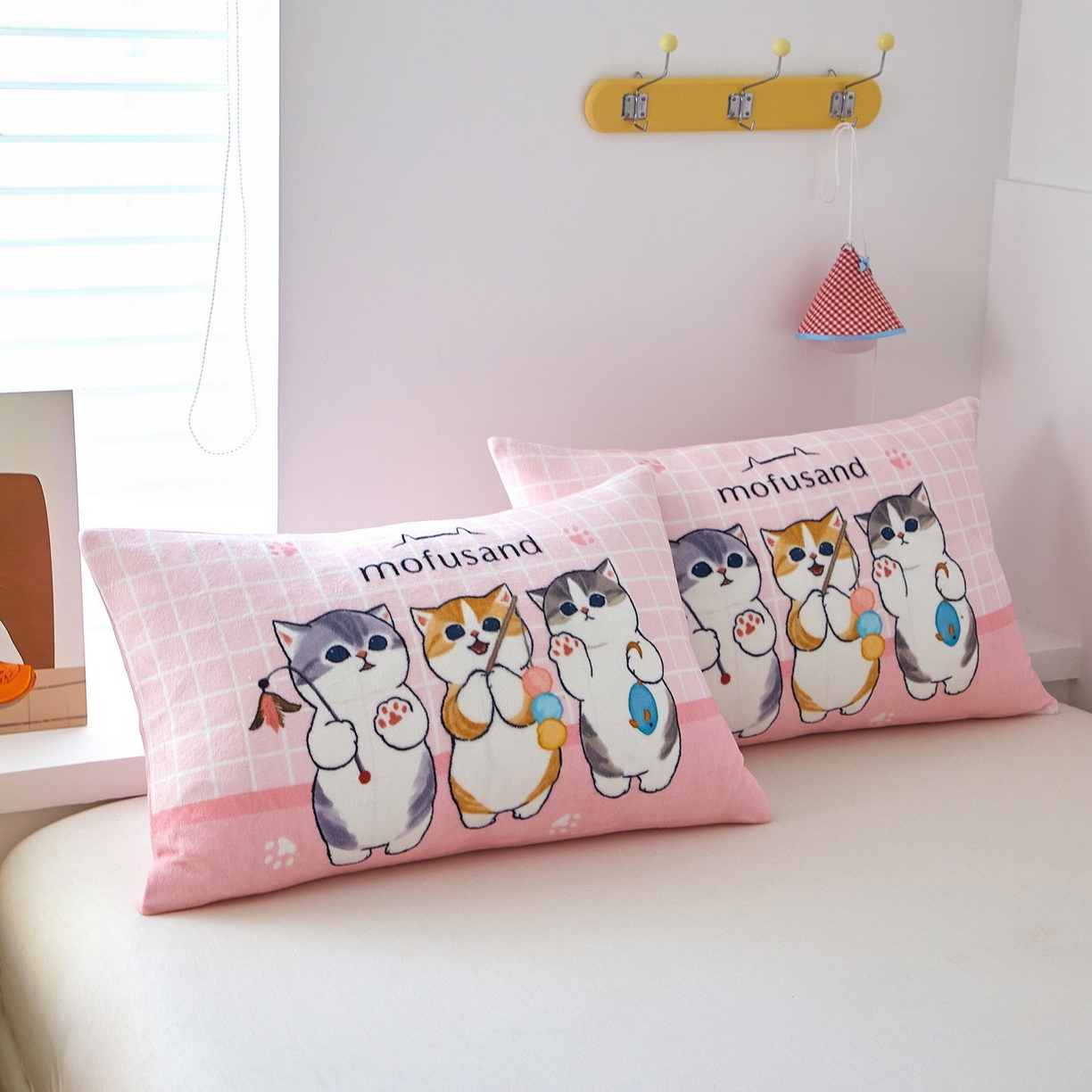 91家纺网 家纺一手货源 找家纺 蘭菲家纺 2025新款高克重牛奶绒正版鲨鱼猫系列单品枕套 珊迪闲逛-猫福