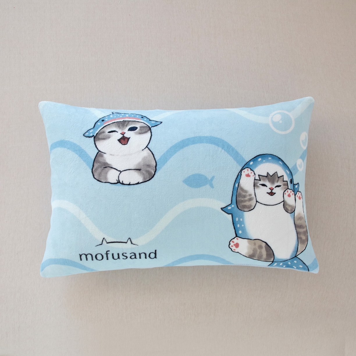 91家纺网 家纺一手货源 找家纺 蘭菲家纺 2025新款高克重牛奶绒正版鲨鱼猫系列单品枕套 珊迪出海-猫福